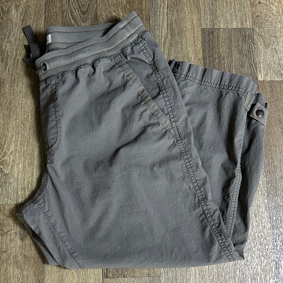 L.L. Bean Ripstop crops, medium - Picture 2 of 9